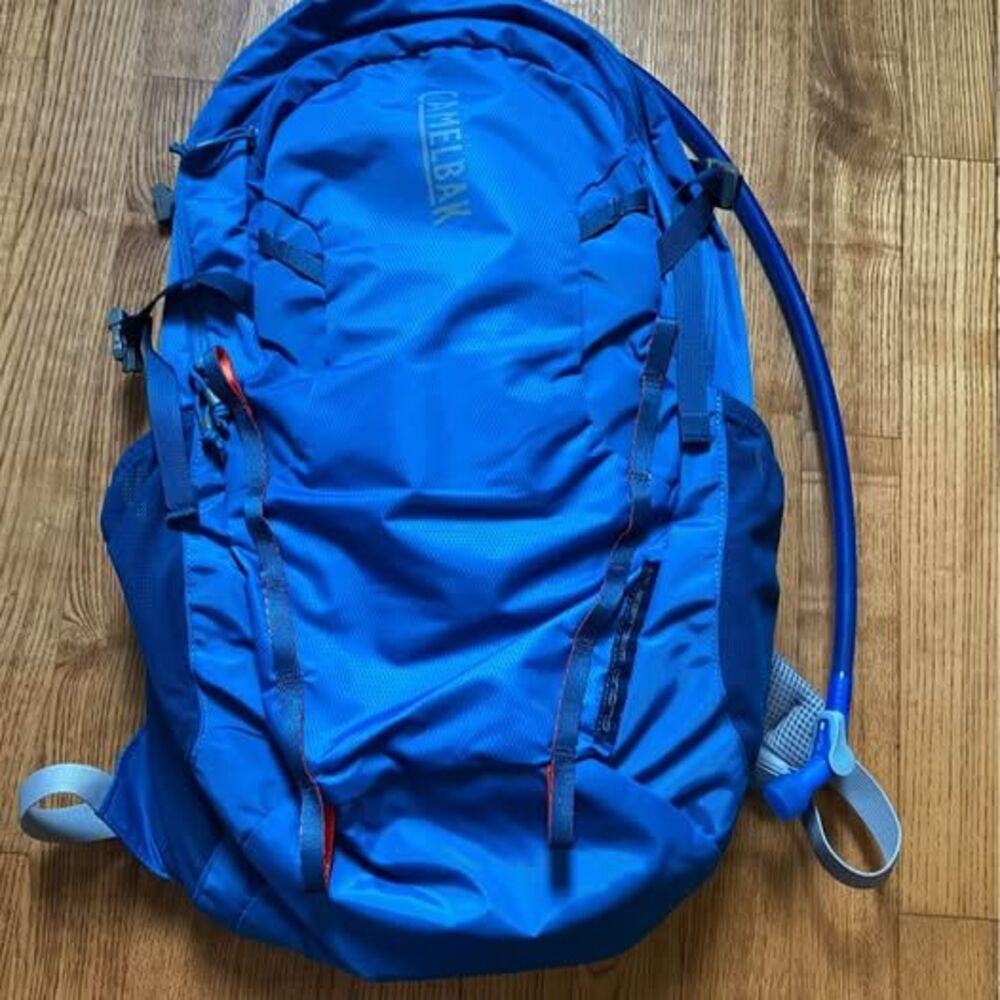 CamelBak Cloud Walker 18 Hydration Pack Backpack Blue 2.5L 85oz Hiking Daypack